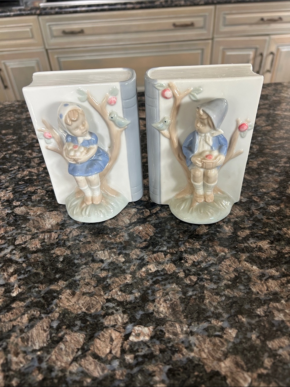 LEGO VINTAGE JAPAN PORCELAIN BOY AND GIRL SITTING IN APPLE TREE BOOKENDS JAPAN
